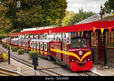 Royaume-Uni, Angleterre, Wiltshire, Warminster, Longleat, chemin de fer miniature, train en gare Banque D'Images