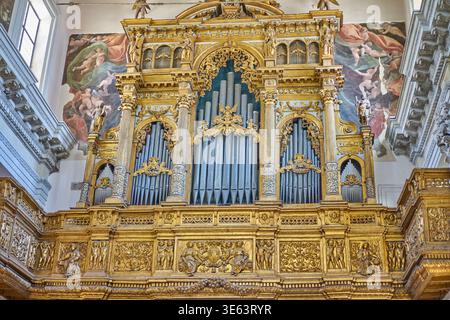 Magnifique orgue baroque avec coffret en bois doré orné de sculptures complexes, colonnes corinthiennes et décorations sculpturales. Banque D'Images