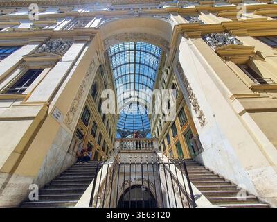 Vue en bas angle du grand escalier d'entrée menant à la Galleria Vittorio Emanuele II à Milan, Italie. La photographie capture l'emblématique Banque D'Images
