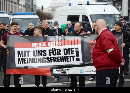 14 mars 2026, Berlin, Allemagne, DEU - Young Right Demo. Le parti d'extrême droite Die Heimat (anciennement NPD) ainsi que DJV et JN organisent un rassemblement à Berlin sous la devise "liberté pour tous les prisonniers politiques". 00U260314D509CARO.JPG [AUTORISATION DU MODÈLE : NON, AUTORISATIONS DU PROPRIÉTAIRE Banque D'Images