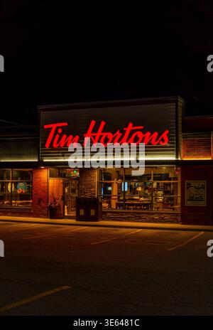 Restaurant populaire de la chaîne de café et de beignets Tim Hortons photographié la nuit à Goderich, Ontario. 3 avril 2026. Banque D'Images