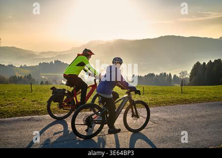 Vélo électrique Ouple à travers la pittoresque Bregenzerwald en Autriche pendant la lumière dorée du soir. Banque D'Images