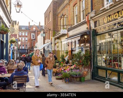 Les gens marchant dans l'étroite ruelle piétonne de Flask Walk à Hampstead, Londres, Royaume-Uni Banque D'Images