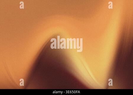 Une lumière orange chaude sur une surface texturée créant des ombres et des reflets avec une gamme de teintes orange et de tons et textures bruns Banque D'Images