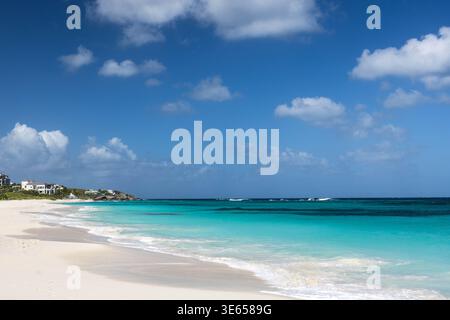 Shoal Bay à Anguilla est un paradis des Caraïbes à couper le souffle, avec du sable blanc poudreux, des eaux turquoises vibrantes et des vagues douces. Banque D'Images