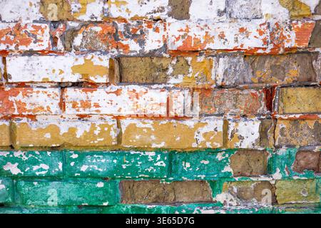 Texture de mur de briques anciennes colorées, fond de maçonnerie altérée et rustique Banque D'Images
