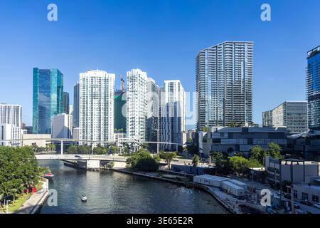 Miami skyline dans le centre-ville et Brickell avec gratte-ciel vacances immobilier Floride à Miami River à Miami, États-Unis Banque D'Images