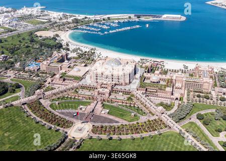 Horizon d'Abu Dhabi vu d'en haut avec Emirates Palace voyageant à Abu Dhabi, Émirats arabes Unis Banque D'Images