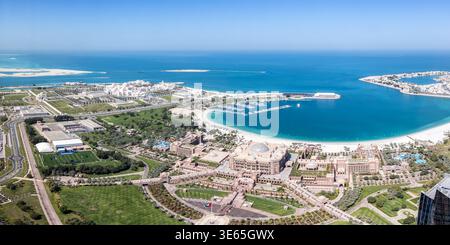 Horizon d'Abu Dhabi vu d'en haut avec le Palais présidentiel des Émirats Arabes Unis et le panorama de l'Emirates Palace voyageant à Abu Dhabi, Émirats Arabes Unis Banque D'Images