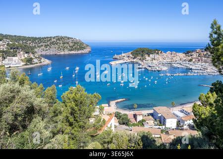 Port de Soller sur l'île de Majorque d'en haut de la marina avec des bateaux de vacances au bord de la mer voyageant plage en Espagne Banque D'Images