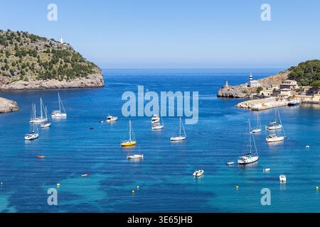Port de Soller sur l'île de Majorque voyageant d'en haut de la marina avec des bateaux de vacances à la mer en Espagne Banque D'Images