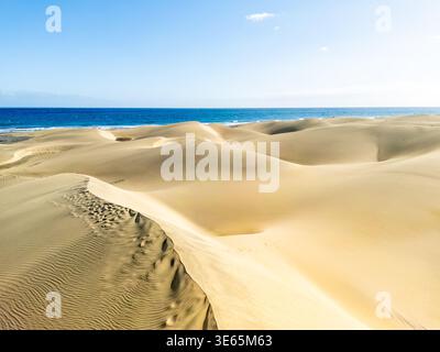 Dunas de Maspalomas dunes de sable désert sur l'île de Gran Canaria vue aérienne photo d'en haut vacances voyageant en Espagne Banque D'Images