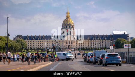 Paris, France - 08 05 2025 : vue panoramique sur la ville en direction du Dôme des Invalides dans le 7ème arrondissement. L'image capture l'archit historique Banque D'Images