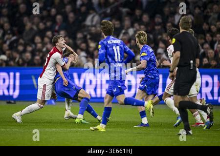 AMSTERDAM - (lr) Youri Baas de l'AFC Ajax, Sam Lammers du FC Twente, lors du match néerlandais Eredivisie entre l'AFC Ajax et le FC Twente au Johan Cruijff Arena le 4 avril 2026 à Amsterdam, aux pays-Bas. OLAF KRAAK / ANP Banque D'Images
