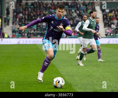 Édimbourg, Royaume-Uni. 04th Apr, 2026. Scottish Premiership - Hibernian FC v Kilmarnock FC 04042026 le milieu de terrain de Kilmarnock, Brad Lyons, amène le ballon sur le terrain alors que les Hibs affrontent Kilmarnock lors de la première équipe écossaise au stade Easter Road, à Édimbourg, au Royaume-Uni. Crédit : Ian Jacobs/Alamy Live News Banque D'Images