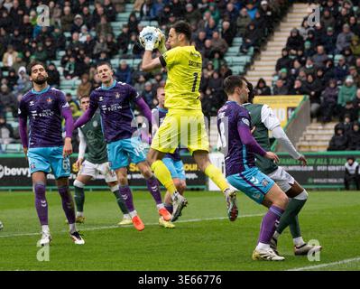 Édimbourg, Royaume-Uni. 04th Apr, 2026. Scottish Premiership - Hibernian FC contre Kilmarnock FC 04042026 le gardien de but des Hibs, Raphael Sallinger, se rassemble alors que les Hibs affrontent Kilmarnock dans la première équipe écossaise au stade Easter Road, à Édimbourg, au Royaume-Uni. Crédit : Ian Jacobs/Alamy Live News Banque D'Images