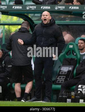 Édimbourg, Royaume-Uni. 04th Apr, 2026. Scottish Premiership - Hibernian FC v Kilmarnock FC 04042026 L'entraîneur-chef des Hibs, David Gray, crie des instructions à ses joueurs alors que les Hibs affrontent Kilmarnock dans la première équipe écossaise au stade Easter Road, à Édimbourg, au Royaume-Uni. Crédit : Ian Jacobs/Alamy Live News Banque D'Images