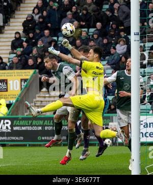 Édimbourg, Royaume-Uni. 04th Apr, 2026. Scottish Premiership - Hibernian FC v Kilmarnock FC 04042026 le gardien de but des Hibs, Raphael Sallinger, parvient à écarter le danger alors que les Hibs affrontent Kilmarnock en première équipe écossaise au stade Easter Road, à Édimbourg, au Royaume-Uni. Crédit : Ian Jacobs/Alamy Live News Banque D'Images