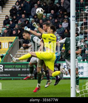 Édimbourg, Royaume-Uni. 04th Apr, 2026. Scottish Premiership - Hibernian FC v Kilmarnock FC 04042026 le gardien de but des Hibs, Raphael Sallinger, parvient à écarter le danger alors que les Hibs affrontent Kilmarnock en première équipe écossaise au stade Easter Road, à Édimbourg, au Royaume-Uni. Crédit : Ian Jacobs/Alamy Live News Banque D'Images