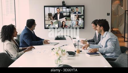 Équipe commerciale internationale diversifiée discutant du travail d'équipe, de la stratégie de travail Banque D'Images