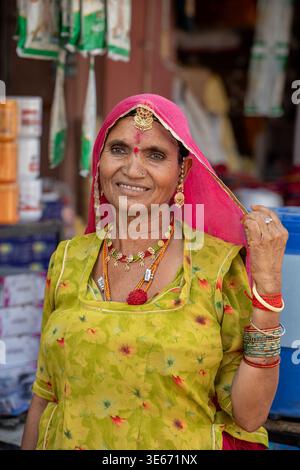 Une femme âgée portant des vêtements et des bijoux traditionnels vibrants à Jodhpur Inde Banque D'Images