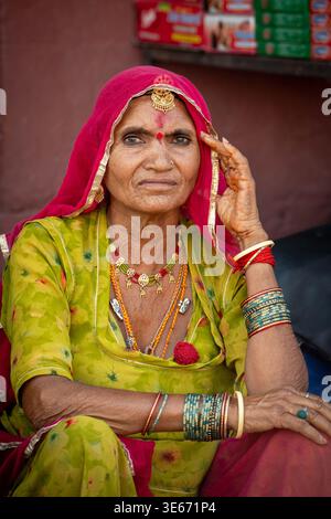 Une femme âgée portant des vêtements et des bijoux traditionnels vibrants à Jodhpur Inde Banque D'Images