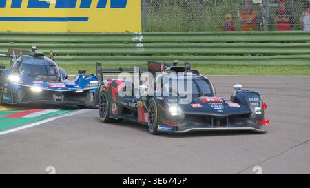 Hypercar Duel : le Toyota GR010 #8 mène l’Alpine A424 #36 à travers la variante Alta. Prototypes d'élite à la limite. Imola 2026 Banque D'Images