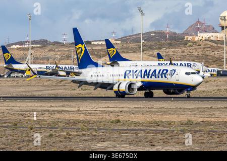 Tenerife, Espagne - 4 mars 2026 : avion Boeing 737-8-200 MAX de Ryanair à l'aéroport de Tenerife Sud en Espagne. Banque D'Images