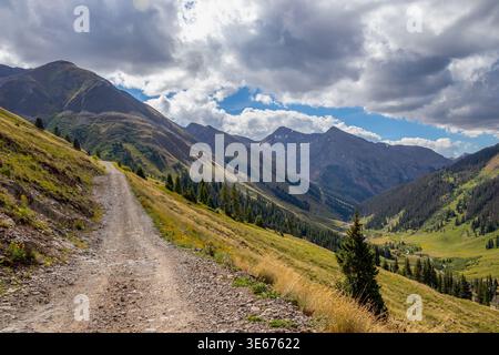 Route de terre à travers la vallée de montagne alpine sur Alpine Loop dans le Colorado Rocky Mountains USA Banque D'Images