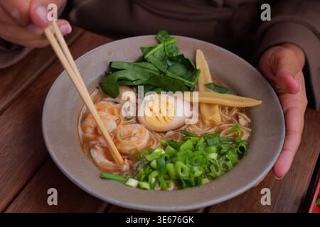 Délicieux bol de ramen avec garnitures fraîches et crevettes Banque D'Images