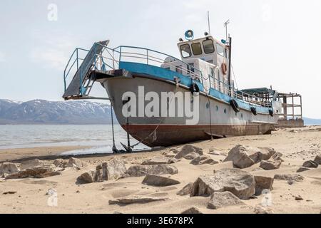 un navire abandonné sur une côte sablonneuse. un navire échoue Banque D'Images