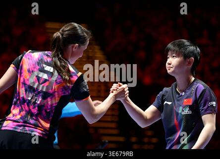 Macao, Chine. 5 avril 2026. Sun Yingsha (R) de Chine serre la main à Sabine Winter d'Allemagne après leur demi-finale féminine en simple à la Coupe du monde masculine et féminine de l'ITTF 2026 à Macao, Chine, le 5 avril 2026. Crédit : Yu Yang/Xinhua/Alamy Live News Banque D'Images