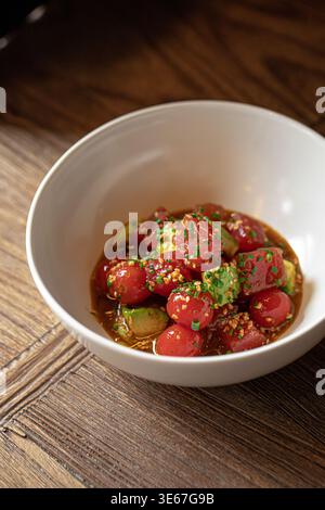 Tomates cerises en sauce kimchi aux herbes Banque D'Images