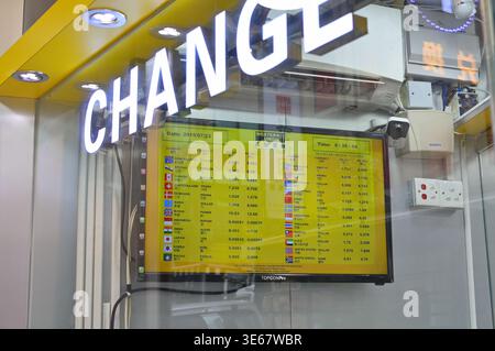 Intérieur de cabine de change avec panneau de change lumineux et tableau de taux électronique montrant plusieurs devises étrangères, à Hong Kong, Chine le 23 Banque D'Images