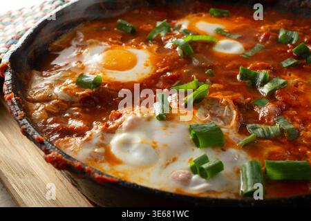 Une vue de shakshuka, dans une poêle en fonte. Banque D'Images