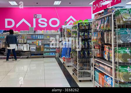 Tokyo, Japon. 05th Apr, 2026. Une femme fait ses courses dans un magasin Daiso de 100 yens dans un centre commercial du quartier Shinagawa de Tokyo, au Japon. Daiso est l'un des plus grands détaillants à prix réduit du Japon, offrant une large gamme d'articles ménagers abordables, de papeterie, d'aliments et de produits de première nécessité, avec la plupart des produits au prix d'environ 100 yens, ce qui le rend populaire parmi les acheteurs recherchant des articles pratiques et à bas prix. (Photo de James Matsumoto/SOPA images/SIPA USA) crédit : SIPA USA/Alamy Live News Banque D'Images
