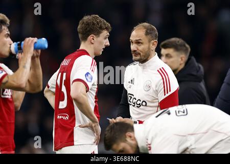 AMSTERDAM - (lr) Youri Baas de l'Ajax, l'entraîneur adjoint de l'Ajax Carlos García lors du match Néerlandais Eredivisie entre l'AFC Ajax et le FC Twente au Johan Cruijff Arena le 4 avril 2026 à Amsterdam, aux pays-Bas. MAURICE VAN STEEN / ANP Banque D'Images