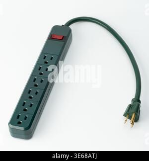 Connecteur électrique multiple isolé sur fond blanc de studio Banque D'Images
