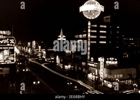 Photo vintage de Ginza 4-chome Sukiyabashi intersection la nuit à Tokyo, Japon - 1956 Banque D'Images