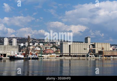 Paysage industriel d'un port maritime commercial avec de grands silos élévateurs à grains en béton pour l'exportation agricole. La scène comprend le terminal de fret Banque D'Images