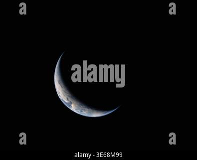 Croissant de Terre. 3 avril 2026. Un morceau de Terre est illuminé contre l'obscurité de l'espace dans cette photographie haute résolution prise par un membre de l'équipage d'Artemis II à travers une fenêtre de vaisseau spatial Orion le troisième jour de la mission. 3 avril 2026. Une version optimisée d'une image originale de la NASA : crédit : NASA / Alamy Live News prise sur un Nikon D5 usage éditorial uniquement : non destiné à un usage commercial Banque D'Images