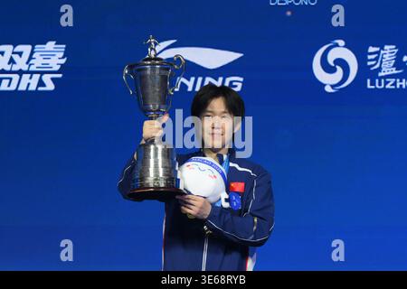 Macao, Chine. 5 avril 2026. Wang Chuqin de Chine pose lors de la cérémonie de remise des prix après avoir remporté le titre de champion masculin à la Coupe du monde masculine et féminine de l'ITTF 2026 à Macao, en Chine, le 5 avril 2026. Crédit : Cheong Kam Ka/Xinhua/Alamy Live News Banque D'Images