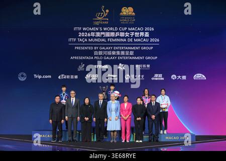 Macao, Chine. 5 avril 2026. Les joueuses et les invités posent après la cérémonie de remise des prix féminine lors de la Coupe du monde masculine et féminine de l'ITTF 2026 à Macao, Chine, le 5 avril 2026. Crédit : Cheong Kam Ka/Xinhua/Alamy Live News Banque D'Images