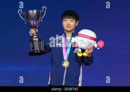 Macao, Chine. 5 avril 2026. Sun Yingsha de Chine pose lors de la cérémonie de remise des prix après avoir remporté la championne féminine à la Coupe du monde masculine et féminine de l'ITTF 2026 à Macao, Chine, le 5 avril 2026. Crédit : Cheong Kam Ka/Xinhua/Alamy Live News Banque D'Images