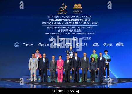 Macao, Chine. 5 avril 2026. Les joueurs et les invités posent après la cérémonie de remise des prix masculins à la Coupe du monde masculine et féminine de l'ITTF 2026 à Macao, Chine, le 5 avril 2026. Crédit : Cheong Kam Ka/Xinhua/Alamy Live News Banque D'Images