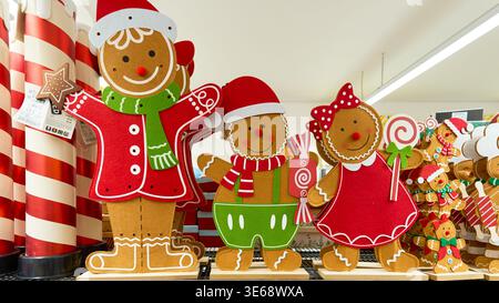 Décorations d'homme en pain d'épices de Noël sur une étagère de magasin. Jolis ornements festifs de vacances et cannes de bonbons pour le design d'intérieur et les célébrations hivernales. Banque D'Images