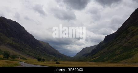 Une vue sur la montagne et une route sinueuse dans les Highlands écossais, Glencoe, Écosse Banque D'Images