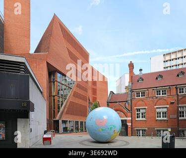 Le bâtiment du centre étudiant Swee Hock à la London School of Economics (LSE) dans le quartier de Holborn à Londres. O'Donnell & Tuomey architectes. Banque D'Images