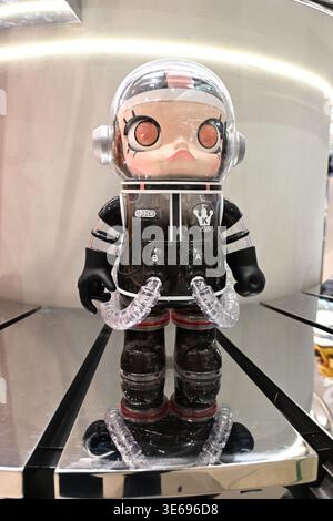 Gros plan de la figurine futuriste de designer de style astronaute, figurine Pop Mart Mega Collection 400% Space Molly de la série Soft Drinks, exposée dans Banque D'Images