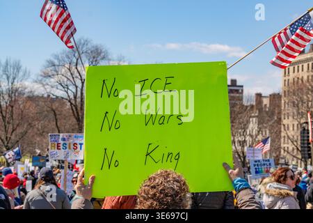 Boston, ma, États-Unis-28 mars 2025 : pas de protestation des Rois. Manifestants anti-Trump avec un panneau indiquant No Ice No Wars No Kings. Banque D'Images